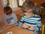 Výroba zvířátek z kaštanů a žaludů